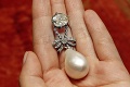 Vydražili šperk Márie Antoinetty: Perlovo-diamantový prívesok predali za horibilnú sumu