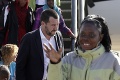 Minister Salvini, známy drsnými opatreniami proti migrantom: Vrúcne zvítanie s utečencami v Taliansku