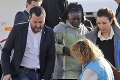 Minister Salvini, známy drsnými opatreniami proti migrantom: Vrúcne zvítanie s utečencami v Taliansku