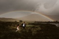 Novomanželia na záberoch, ktoré nemajú konkurenciu: Svadobné fotky ako z konca sveta