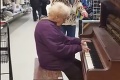 Babička si v obchodnom dome sadla za klavír a začali sa diať veci: Sledujte ten TOP výkon!