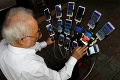 Dôchodca si vyrobil špeciálny držiak, aby mohol všade chodiť s 11 mobilmi: Zistíte dôvod, schuti sa zasmejete