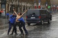 Napriek bezpečnostným opatreniam Paríž nezabránil demonštrantke: Protestovala hore bez