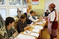 V Komárne chýbal slovenský kandidát, rebeli aj tak prišli v krojoch: Odkaz mladým voličom