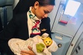 Fotka, ktorá obletela celý svet: Pasažierka nemala mlieko pre dieťa, letuška jej ponúkla vlastný prsník
