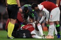 Spoluhráči onemeli hrôzou: Útočníka Arsenalu odviezli so zlomenou nohou z ihriska