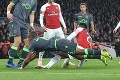 Spoluhráči onemeli hrôzou: Útočníka Arsenalu odviezli so zlomenou nohou z ihriska