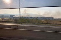 Čitateľka odfotila čierny dym pri nákupnom centre Bory Mall: Požiar skladov!