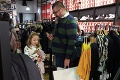 Známy šéfkuchár prichytený na nákupoch v Rakúsku: Takto rozmaznáva svoje dcéry!