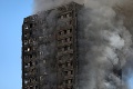 Britská polícia zatkla piatich mužov: Spálili napodobeninu Grenfell Tower