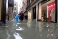 Vážna situácia v Taliansku: Búrky spôsobili zosuvy pôdy a zablokovali cesty
