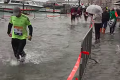 Takéto brutálne podmienky na maratón ešte nezažili: Bežci sa ocitli po kolená vo vode!