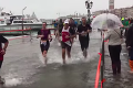 Takéto brutálne podmienky na maratón ešte nezažili: Bežci sa ocitli po kolená vo vode!