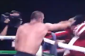 Bizarná situácia počas boxerského zápasu: Športovec napadol vlastného trénera