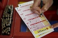 Muž vyhral v lotérii 2,5 milióna, o pár dní prišlo ďalšie prekvapenie: Toto história ešte nezažila!