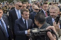 Francúzsky prezident v Bratislave: Macron sa prešiel po meste a nadšene zdravil ľudí