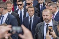 Francúzsky prezident v Bratislave: Macron sa prešiel po meste a nadšene zdravil ľudí