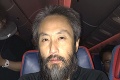 Japonský novinár, ktorého v Sýrii uniesli teroristi, priletel do Tokia: Zvláštne manévre na letisku