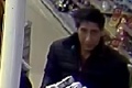 Polícia uverejnila zábery muža, ktorý z reštaurácie ukradol kartón plechoviek: Počkať, veď to je...!