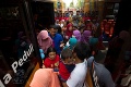 Skvelá vychytávka v Indonézii: Kto sa chce zviesť týmto autobusom, musí priniesť plastové fľaše