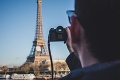 Turista sa snažil zvečniť Eiffelovu vežu: Na fotke sa baví celý internet