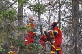 Desiatky hasičov už tretí deň bojujú s rozsiahlym požiarom: V Gaderskej doline pomáha i vrtuľník
