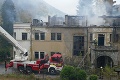 Rozsiahly požiar na zámku v Kunerade: Zasahovať museli desiatky hasičov, história sa opakuje
