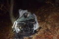 Mladý vodič na strednom Slovensku nezvládol zákrutu: Auto zletelo dolu svahom