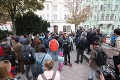 Pred centrálou SNS sa zišli študenti: Žiadajú Danka, aby ukázal svoju rigoróznu prácu