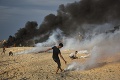 Izraelská paľba zranila desiatky Palestínčanov: Cez hraničné oplotenie hádzali horiace pneumatiky