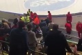 Ruskí hokejisti neuniesli prehru: Najprv začali biť domácich hráčov, potom napadli divákov