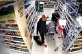 Polícia prosí o pomoc: Poznáte túto rodinu? Z obchodu v Bratislave odišli s nákupom za stovky eur bez platenia