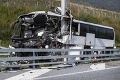 Vodič autobusu narazil do konštrukcie so značkou: Nehoda vo Švajčiarsku si vyžiadala jednu obeť