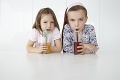 Preskúmali sme obľúbené detské nápoje: Zvonka lákavé, vnútri čaká nepríjemné prekvapenie!