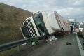 Na diaľnici D1 havaroval kamión: Dopravu museli obmedziť