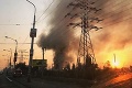 V Bratislave hasiči bojujú s požiarom strechy budovy: Hustý dym robí ľuďom problémy
