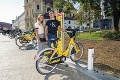 Bikesharing priťahuje užívateľov aj vandalov: Za týždeň zničili až 39 žltých bajkov