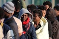 Pobrežná stráž v Líbyi zadržala stovky migrantov: Pašeráci ich prevážali do Európy!