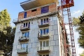 Obyvateľov bratislavskej bytovky hnevá nadstavba: Na hlavu nám padajú tehly