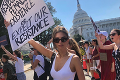 Emily Ratajkowski zatkli: Modelka bola na proteste proti Trumpovmu kandidátovi