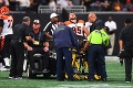 Nechutné zranenie v americkom futbale: Nepúšťajte opakovaný záber, vyzval komentátor