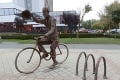V Michalovciach postavili na námestí novú sochu: Koho predstavuje muž na bicykli?