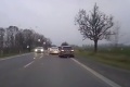 Z videa zo slovenskej cesty do vás vojde 500 voltov: Veď takto môže riskovať len totálny šialenec!