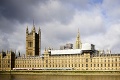 Ďalšia podozrivá zásielka v britskom parlamente: Bola v nej lepkavá tekutina, zamestnankyňu hospitalizovali