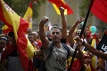 V Barcelone boli naraz protesty pre aj proti odtrhnutiu Katalánska: Zasahovať musela polícia