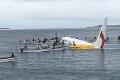 Na ostrove v Tichom oceáne havaroval Boeing so 47 ľuďmi: Netrafil dráhu, skončil v mori