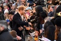 Princ Harry a Meghan prvýkrát na verejnosti od zásnub: Vítali ich davy ľudí!