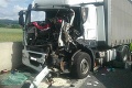 Kamión narazil do autobusu s deťmi: Hlásia mŕtvych