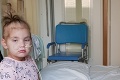 Lekári dva roky tvrdili, že dievčatko s kŕčmi v žalúdku má len črevnú chrípku: Teraz bojuje o život