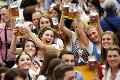 Do Mníchova zavítali masy ľudí, medzi nimi aj Schwarzenegger: Terminátor oslavoval na Oktoberfeste